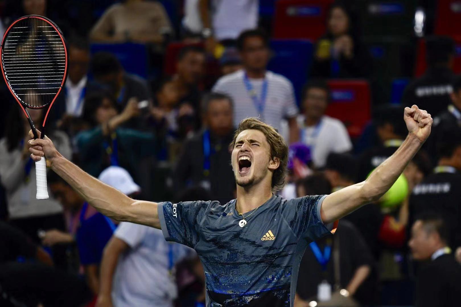 包含费德勒回归赛场，精彩发挥首场状态亮眼，西班牙队观众沸腾！的词条