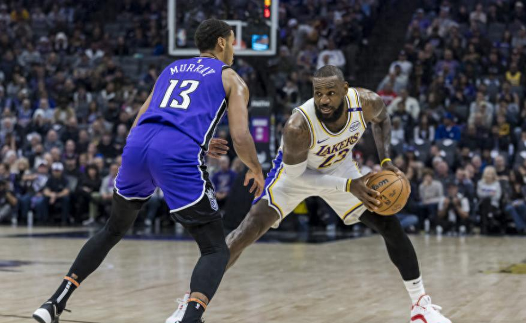 詹姆斯连续七场比赛得分超过挺进下一轮，勇士挑战极限！的简单介绍